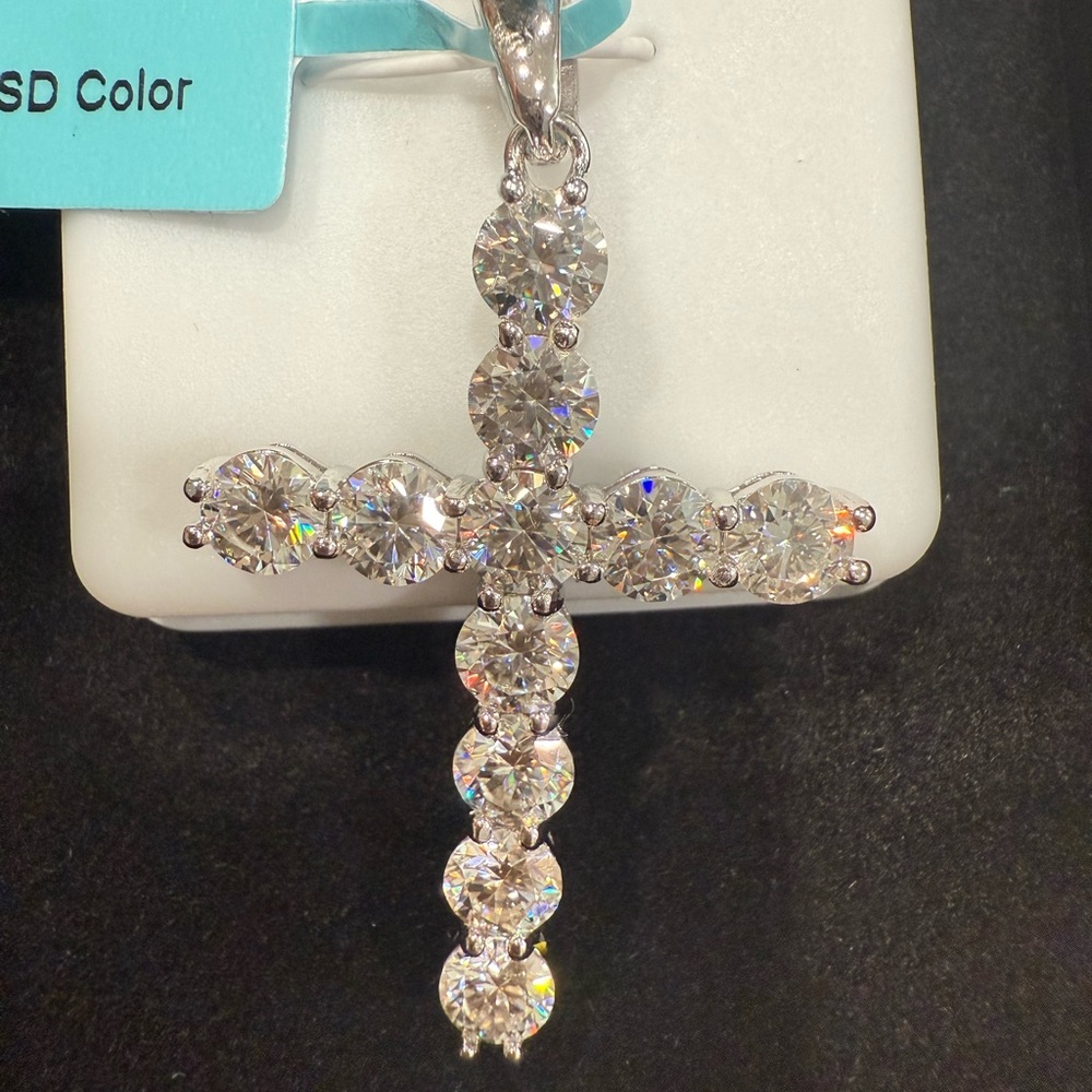 925 Sterling Silver Moissanite Cross Pendant! 4.95 CTW 5mm!!
Limited time!!